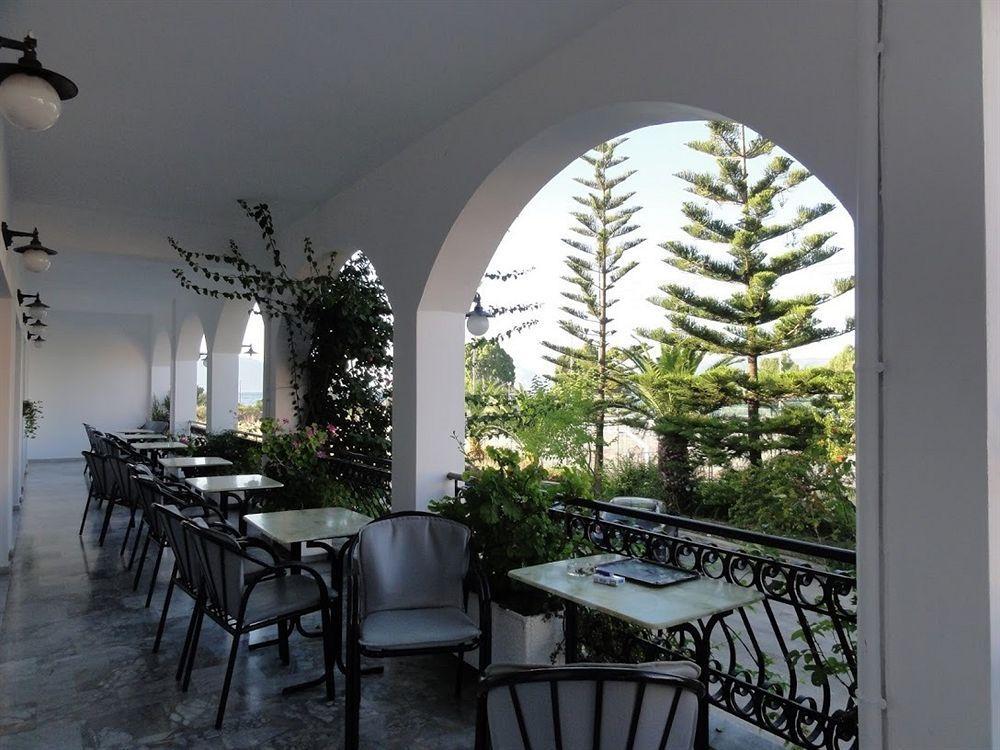 Hotel Athina Каравомилос Екстериор снимка