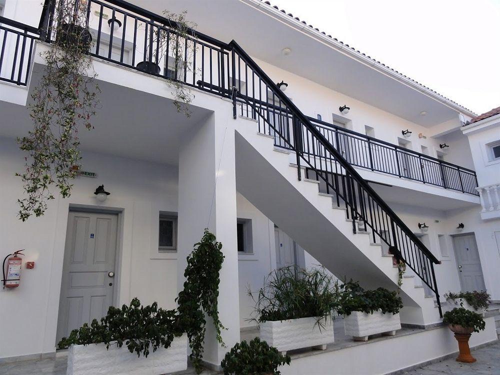 Hotel Athina Каравомилос Екстериор снимка