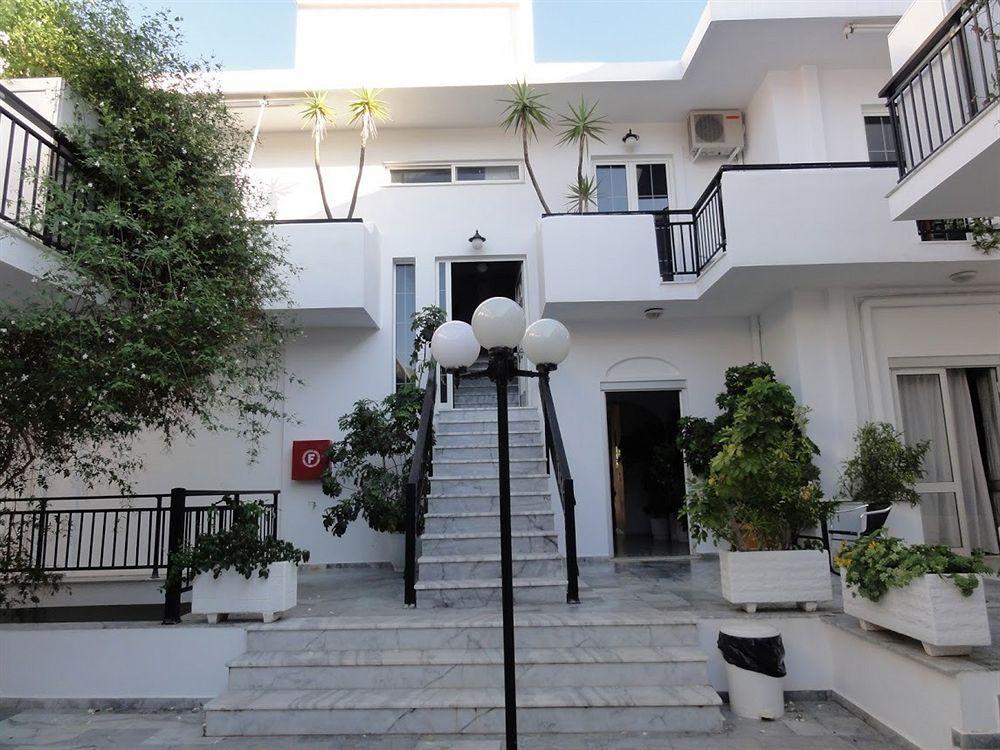 Hotel Athina Каравомилос Екстериор снимка