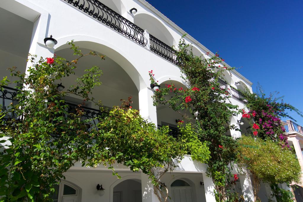 Hotel Athina Каравомилос Екстериор снимка