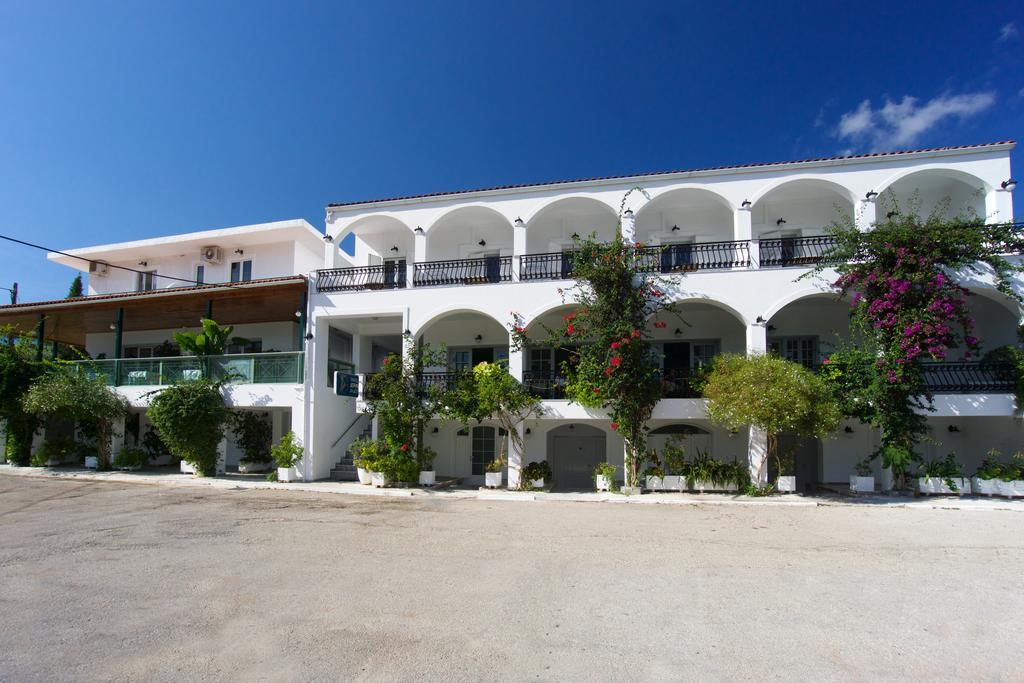 Hotel Athina Каравомилос Екстериор снимка