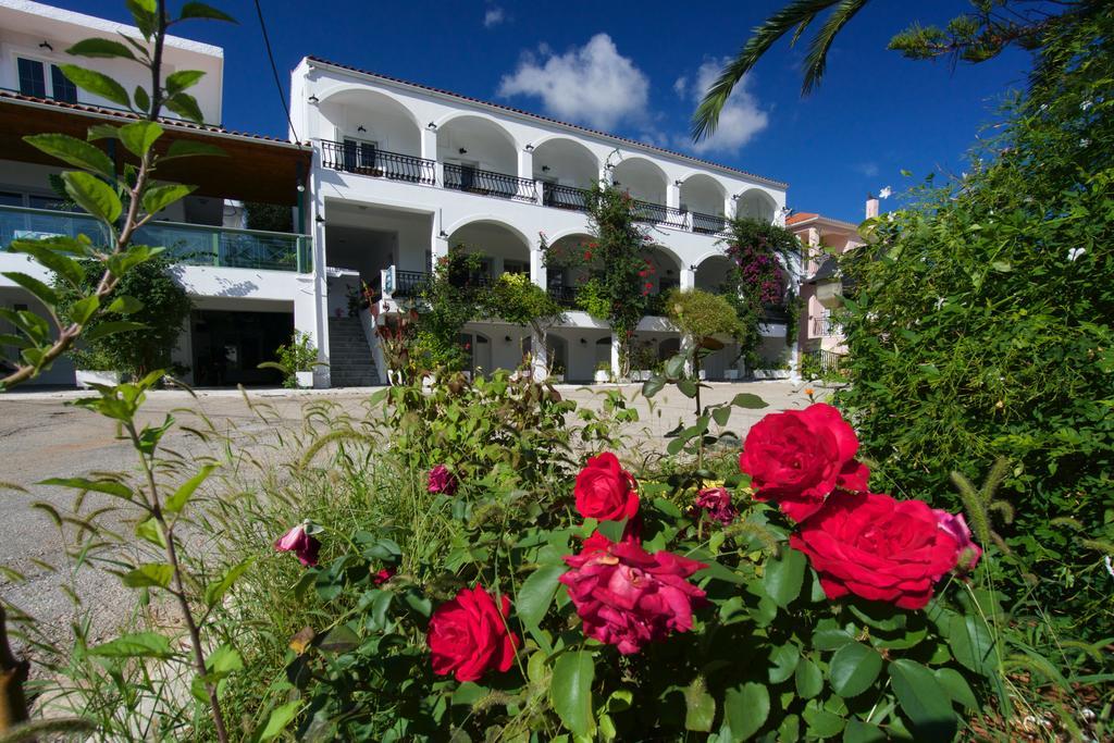 Hotel Athina Каравомилос Екстериор снимка