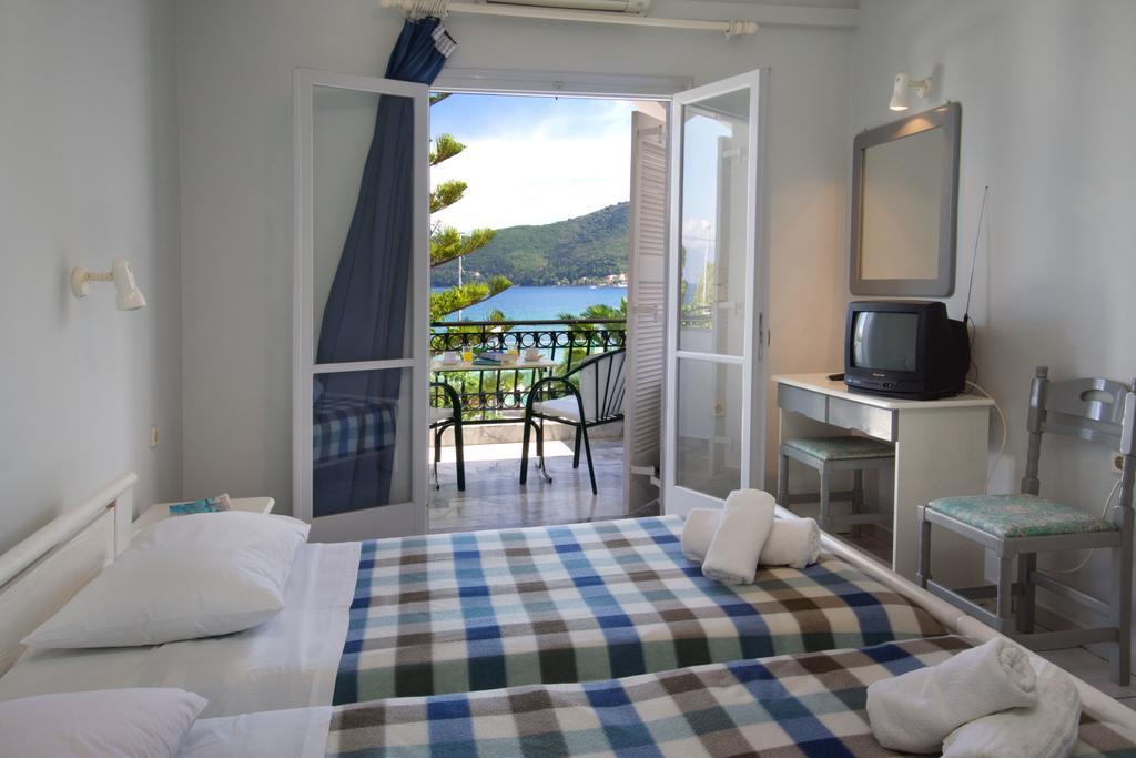 Hotel Athina Каравомилос Екстериор снимка