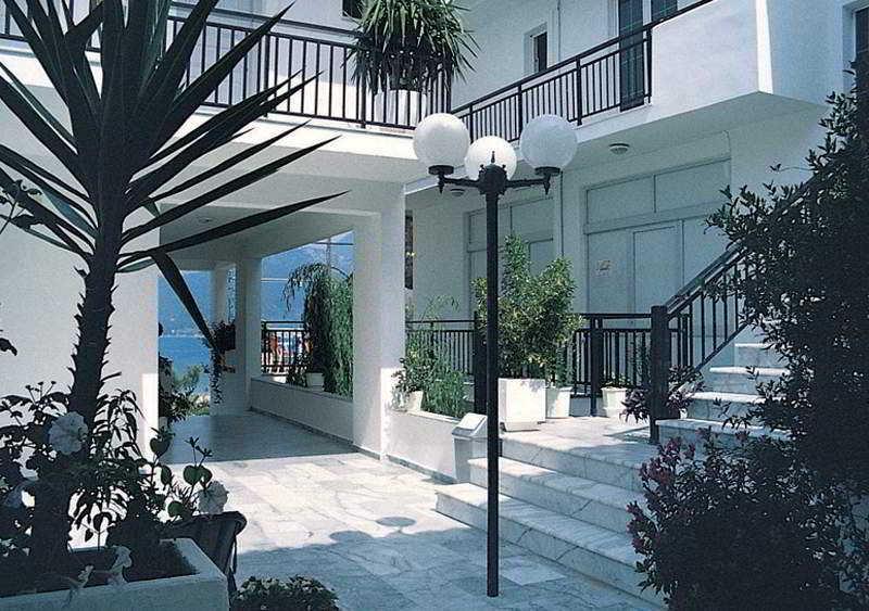 Hotel Athina Каравомилос Екстериор снимка
