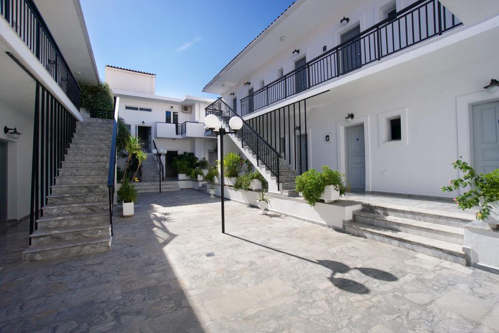 Hotel Athina Каравомилос Екстериор снимка