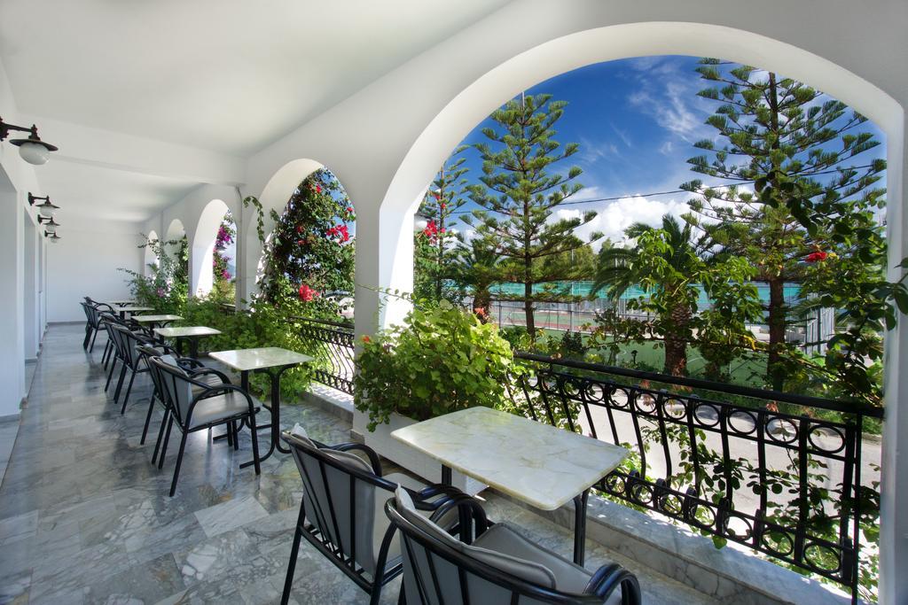 Hotel Athina Каравомилос Екстериор снимка