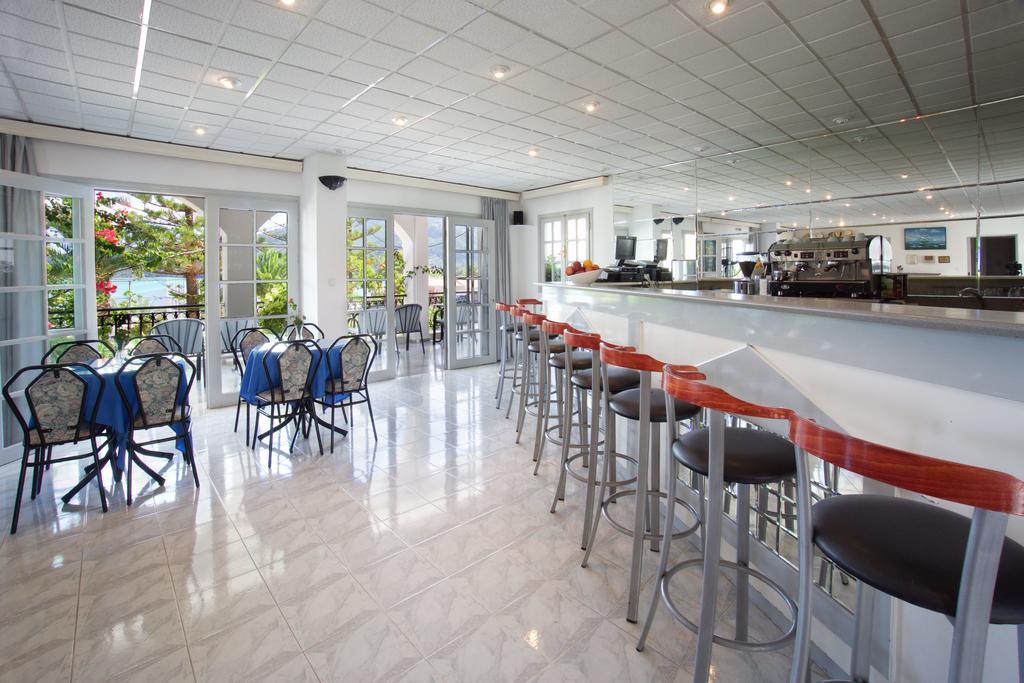 Hotel Athina Каравомилос Екстериор снимка