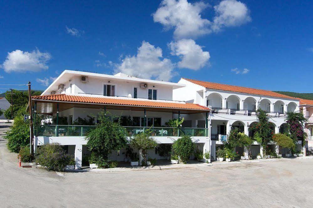 Hotel Athina Каравомилос Екстериор снимка