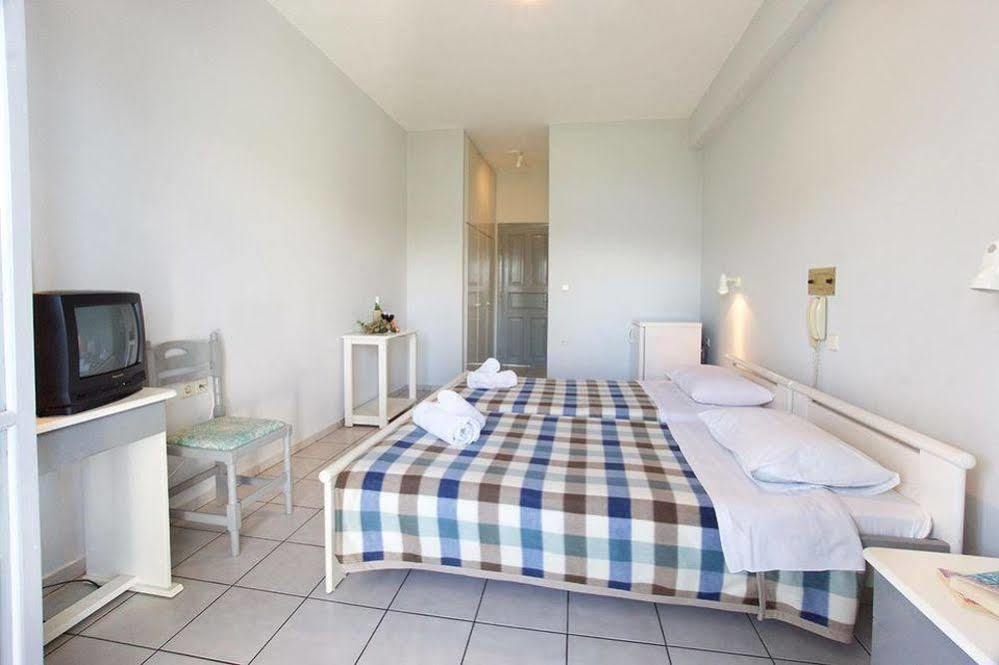 Hotel Athina Каравомилос Екстериор снимка