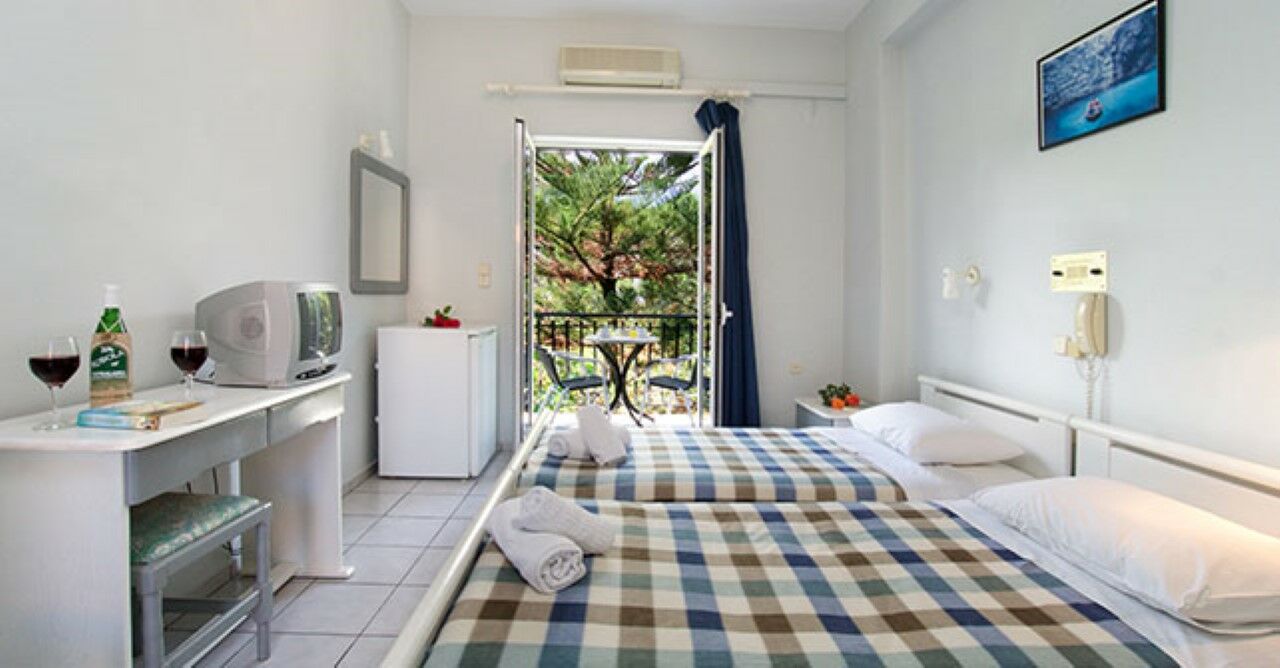 Hotel Athina Каравомилос Екстериор снимка
