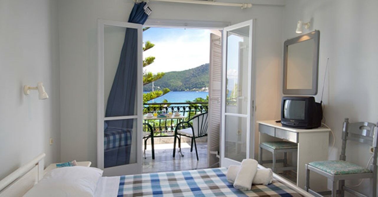 Hotel Athina Каравомилос Екстериор снимка